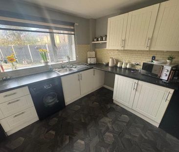 3 bedroom semi-detached house to rent - Photo 3