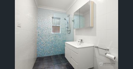MINUTES TO THE BEACH! TWO BEDROOM PLUS SUNROOM GARDEN APARTMENT. - Photo 4