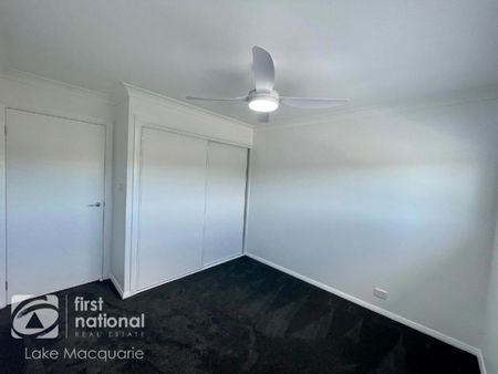 Modern 3-Bedroom Townhouse in Barnsley - Photo 4