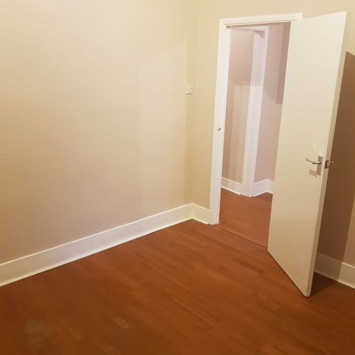 2 Bed Flat, Clapham Manor Street, SW4 - Photo 1