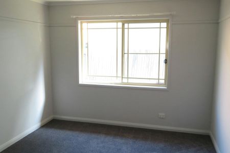 CENTRAL 2 BEDROOM UNIT! CLOSE TO TOWN! - Photo 2