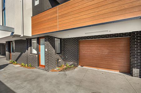 Stylish and Modern Three-Bedroom, Three-Bathroom Home in Prime Footscray Location - Photo 3