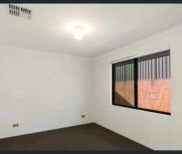 Beautiful & Large 4-bedroom 3-Bathroom - Photo 5