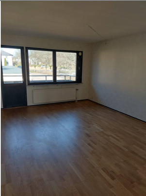 Lägenheten är ansluten till fibernät. Hyresgästen ansvarar själv för att teckna abonnemang för internet, telefoni och el. Telias TV-paket Lagom ingår i hyran. - Photo 1