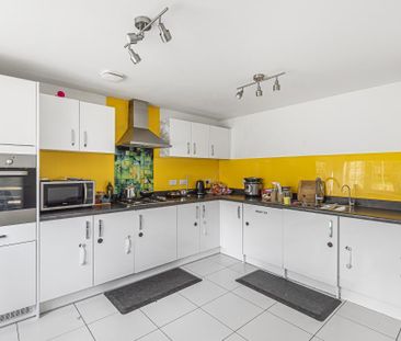 4 bedroom semi-detached house to rent - Photo 4