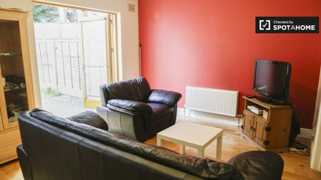 Room for rent in 5-bedroom apartment in Ballymun, Dublin - Photo 3