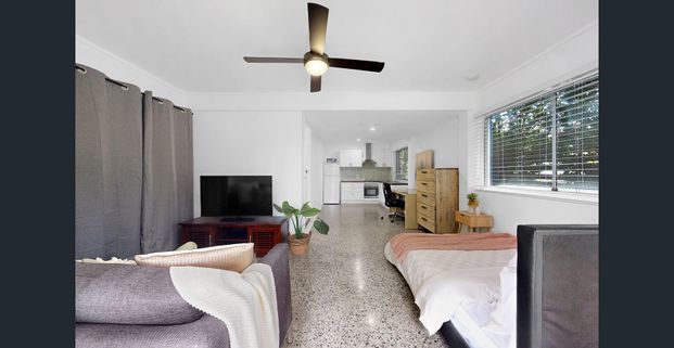Stylish Renovated Studio in the Heart of Chermside – Minutes from Westfield! - Photo 1