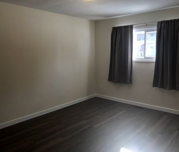 Small Pet Friendly, 2 Bedroom Duplex - Photo 2