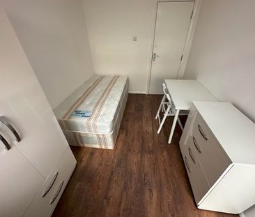 Room in a Shared House, Roxeth Hill, HA2 - Photo 4