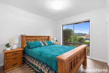Spacious Family Home in Convenient Roxburgh Park - Photo 5