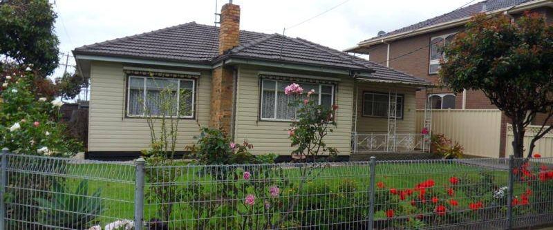 Conveniently close to transport & Altona Gate - Photo 1