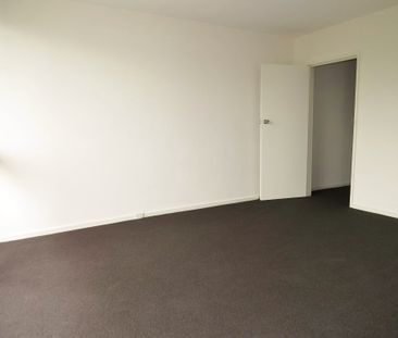 Bright and Spacious Two Bedroom Apartment - Photo 6