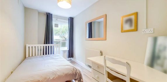 2 bedroom flat in London - Photo 2