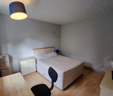 4 bedroom semi-detached house to rent - Photo 3