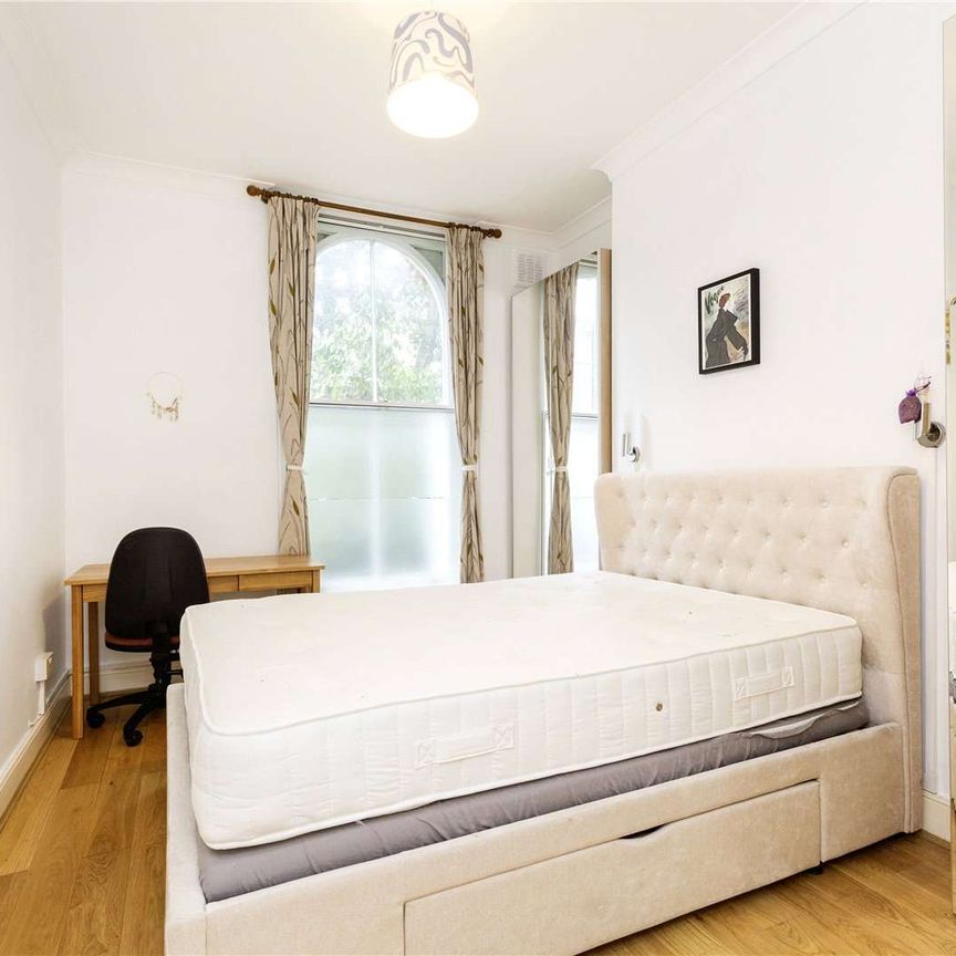 Stylish two bedroom, raised ground floor flat with a shared garden in a Prime Islington Location. - Photo 1