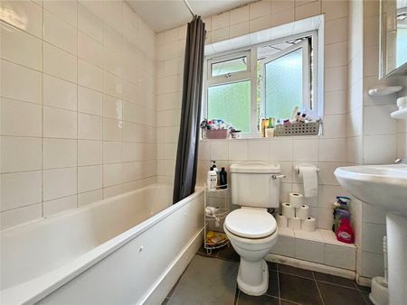 Cherrywood Avenue, Englefield Green, Egham, Surrey, TW20 0TE - Photo 3