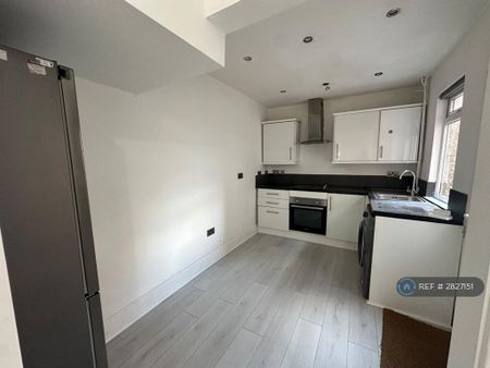 4 bedroom terraced house to rent - Photo 4