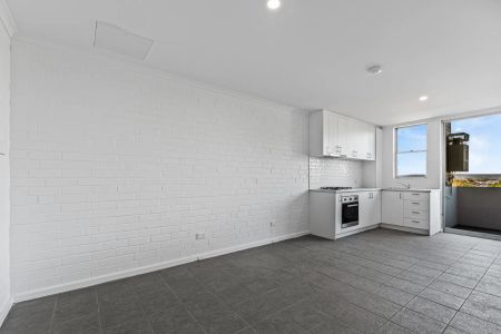 Refurbished Top-Floor Living in the Heart of East Vic Park. - Photo 5