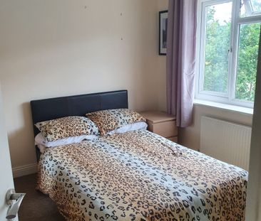 Double Room with Ensuite - Bath- Close to Hospital - Photo 3