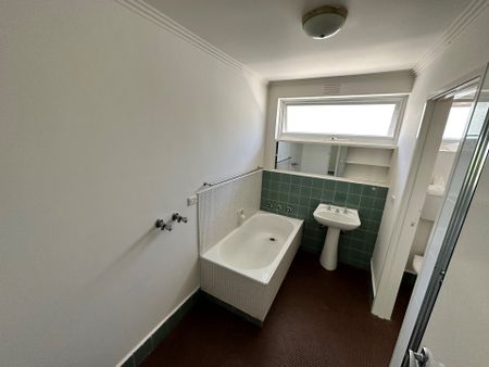 Freshly painted and spacious two bedroom apartment - Photo 5