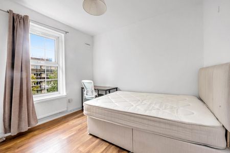 3 bedroom Flat To Let - Photo 5