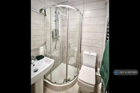 1 bedroom in a house share to rent - Photo 2