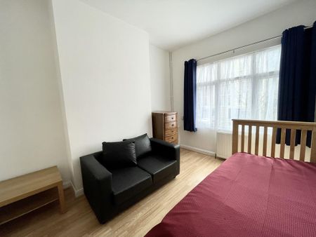 3 bedroom flat to rent - Photo 4