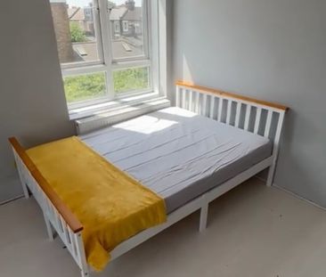 Room in a Shared Flat, Weymouth House, SW8 - Photo 3