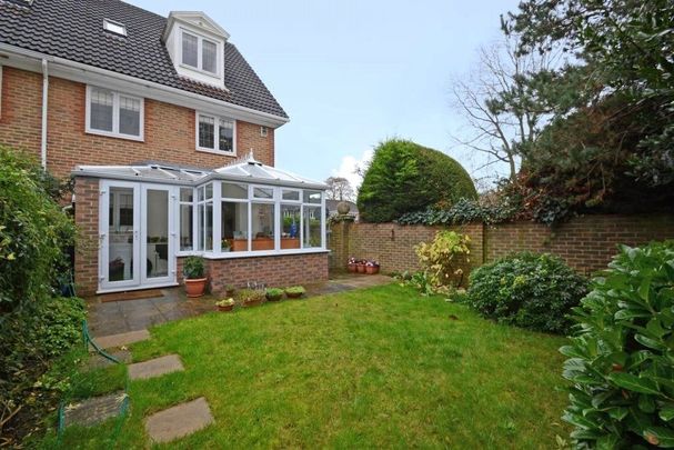 Stafford Square, Rosslyn Park, Weybridge, Surrey, KT13 - Photo 1
