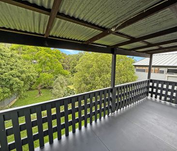 3-BEDROOM COTTAGE WITH STUNNING LAKE AND BUSHLAND VIEWS - Photo 4