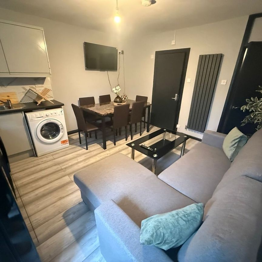 3 Bed Flat, Hind Grove, E14 - Photo 1