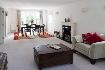 5 bedroom detached house to rent - Photo 2