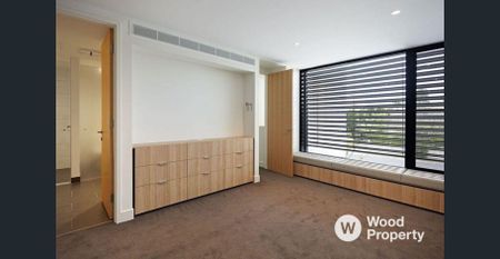 Luxury Three-Storey Townhouse with Double Garage and Wine Cellar - Photo 2