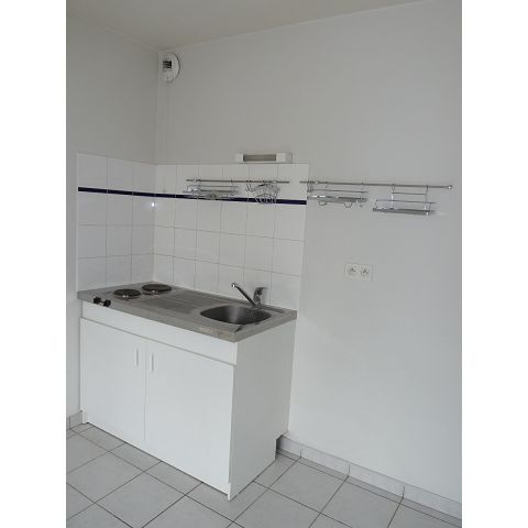 Location Appartement 1 pièce 27m² LA ROCHE SUR YON 85000 - Photo 1