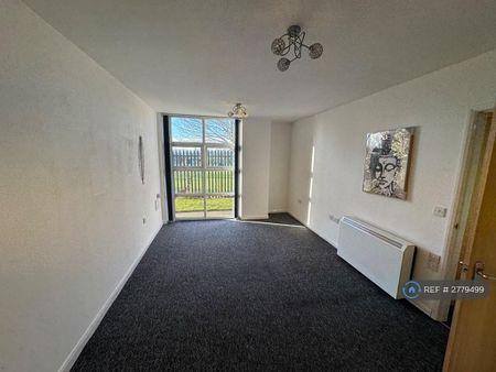 2 bedroom flat to rent - Photo 2