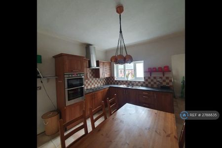 3 bedroom flat to rent - Photo 5