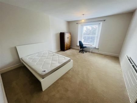 3 bedroom flat to rent - Photo 2
