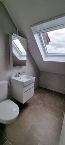Renovierte 2.5-Zimmer-Dachwohnung mit Seeblick in Murten - Foto 4