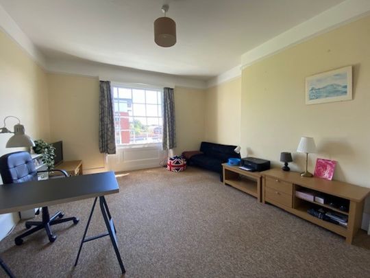 3 bed apartment to rent in New North Road, Exeter, EX4 - Photo 1