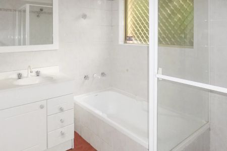 SPACIOUS & WELL PROPORTIONED 2-BEDROOM CLOSE TO SHOPS/STATION! - Photo 3
