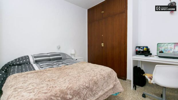 Double bed in Room in a shared 6-bedroom apartment for rent in Camino de Ronda, professionals and students only - Foto 1
