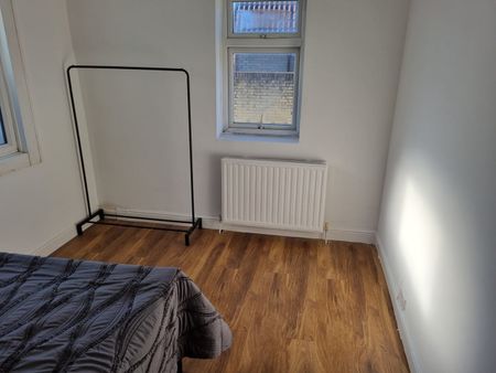 5 Bed Terraced House, Durham Road, E16 - Photo 2