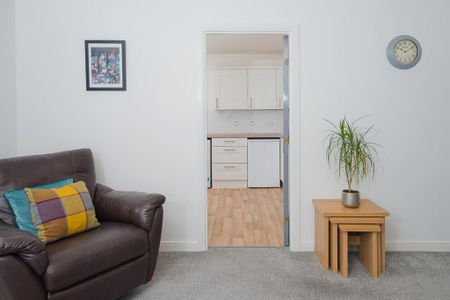 2 bedroom flat to rent - Photo 2