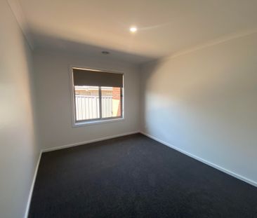 43 Yorkshire Road, THURGOONA NSW 2640 - Photo 4