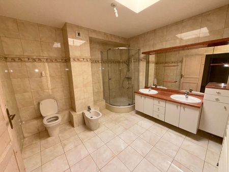 Location appartement 5 pièces, 214.58m², Bourg-en-Bresse - Photo 2