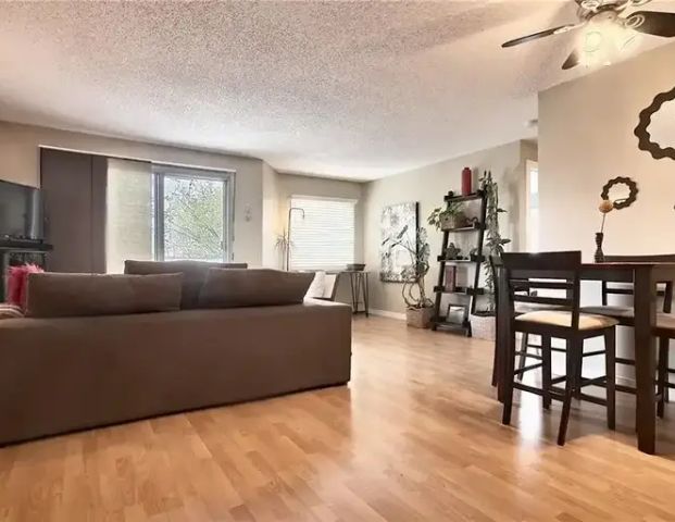 Fully furnished, 2-bedroom corner unit with high speed internet included! | #303 - 540 18 Ave SW, Calgary - Photo 1