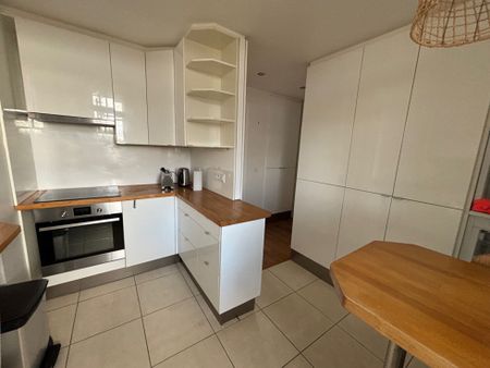 Très beau 2 pièces meublé en duplex 6ème & 7ème étage avec superbe vue - Photo 4