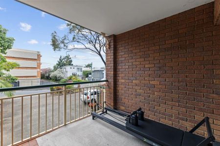 Beautifully updated apartment with 2 spacious bedrooms - Photo 3