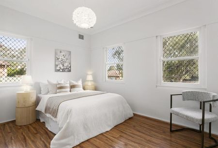 BEAUTIFUL FAMILY HOME, FULLY RENOVATED. - Photo 2