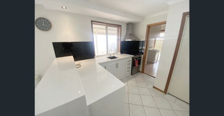 Attractive Courtyard Home - Photo 4